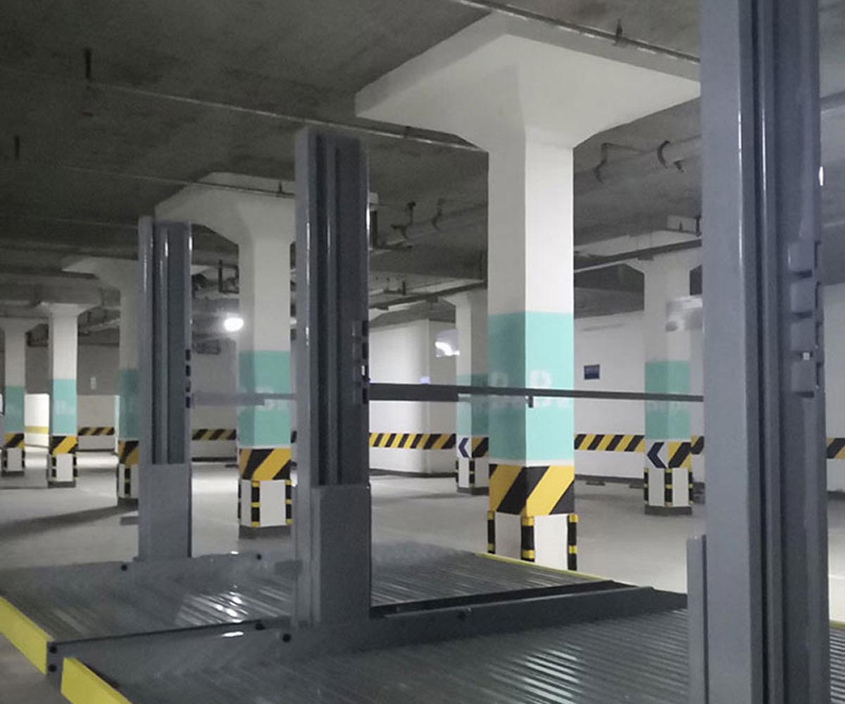 石峰智能立体停车库牵引机构及安全装置的方案